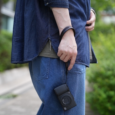 SADDLE PULL UP / CAMERA STRAP (WRIST)