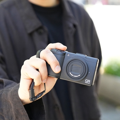 SADDLE PULL UP / CAMERA STRAP (FINGER)